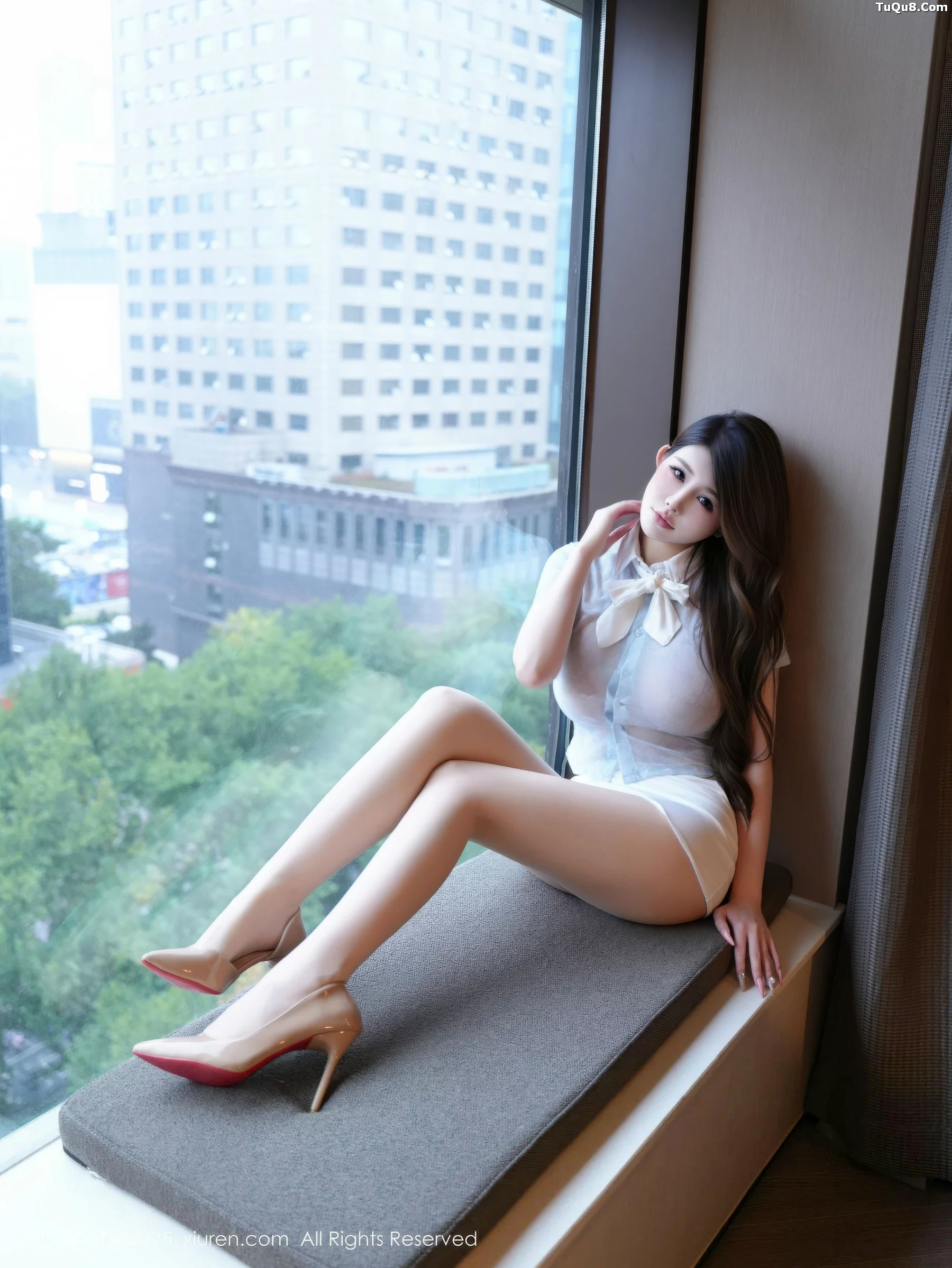 甜妮  [XiuRen]高清写真图 2025.11.11 No.10973 甜妮 包臀短裙第24张图片