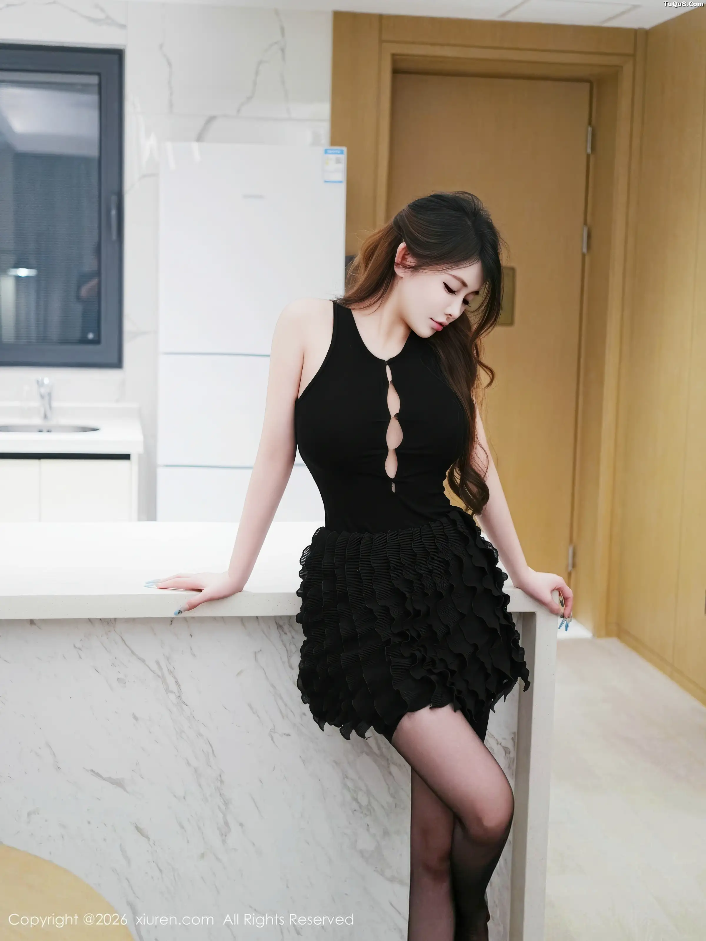 甜妮  [XiuRen]高清写真图 2026.01.07 No.11204 甜妮 黑丝吊袜第4张图片