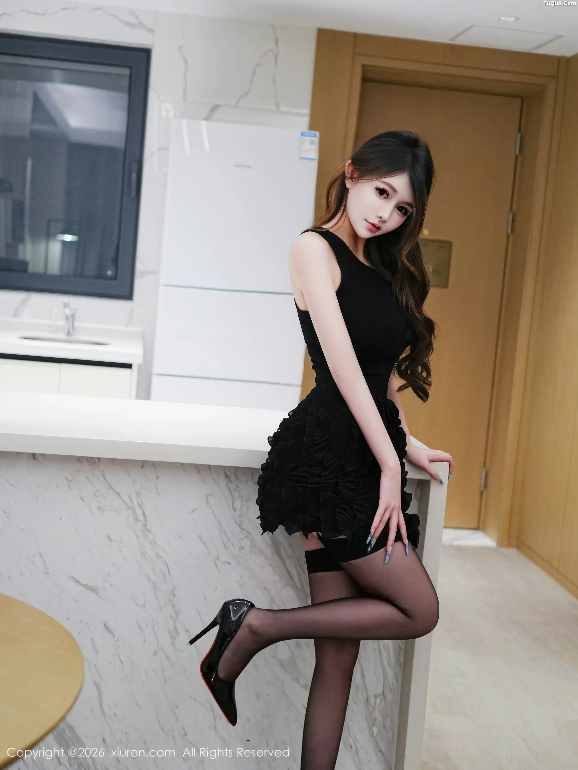 甜妮  [XiuRen]高清写真图 2026.01.07 No.11204 甜妮 黑丝吊袜第11张图片