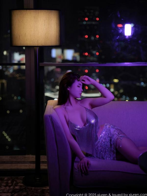 甜妮   XiuRen秀人网-9703-甜妮-银色亮片吊带短裙酒店私房-夜景氛围感-性感女神傲人曲线写真第17张图片