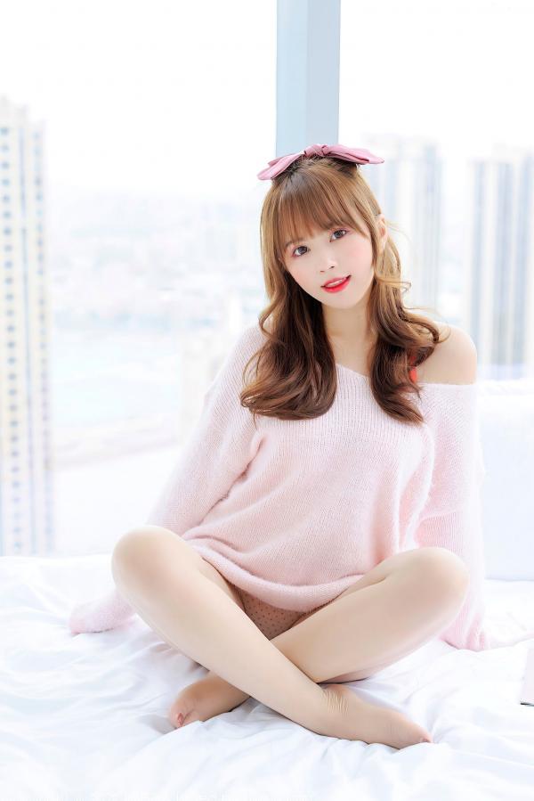张思允   IMiss爱蜜社-677-张思允：甜美粉色毛衣与丝袜诱惑，极致居家私房摄影写真第10张图片