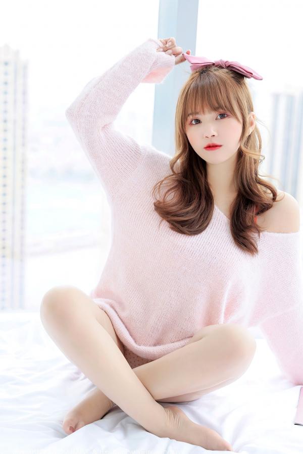 张思允   IMiss爱蜜社-677-张思允：甜美粉色毛衣与丝袜诱惑，极致居家私房摄影写真第12张图片