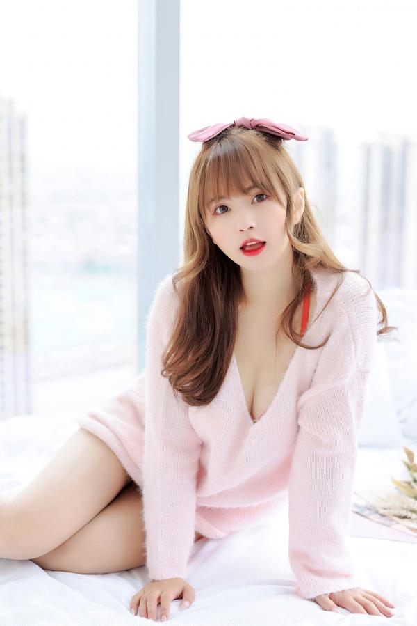 张思允   IMiss爱蜜社-677-张思允：甜美粉色毛衣与丝袜诱惑，极致居家私房摄影写真第14张图片