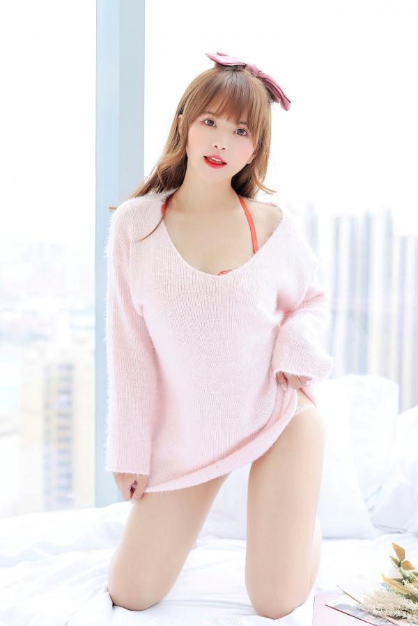 张思允   IMiss爱蜜社-677-张思允：甜美粉色毛衣与丝袜诱惑，极致居家私房摄影写真第15张图片