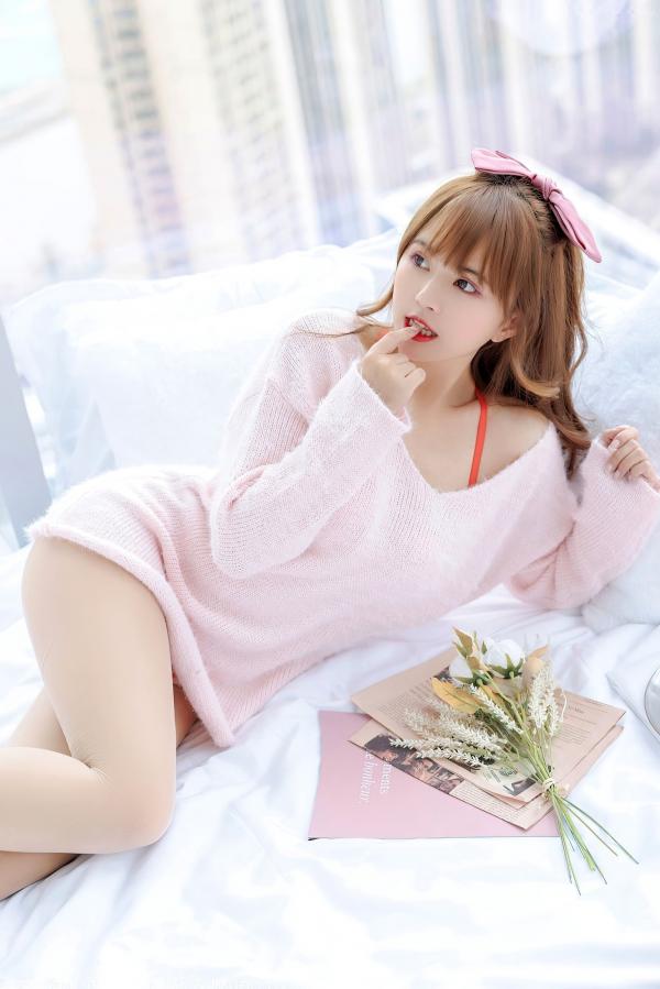 张思允   IMiss爱蜜社-677-张思允：甜美粉色毛衣与丝袜诱惑，极致居家私房摄影写真第19张图片
