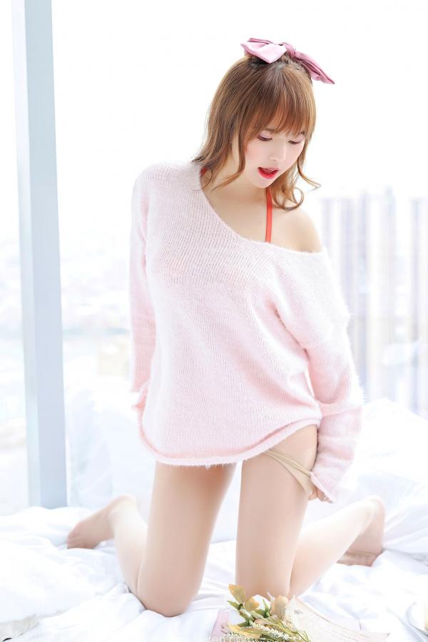 张思允   IMiss爱蜜社-677-张思允：甜美粉色毛衣与丝袜诱惑，极致居家私房摄影写真第31张图片