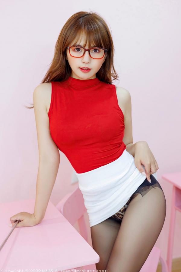 张思允   IMiss爱蜜社670：张思允Nice迷人教师角色扮演，红色短裙搭配黑丝诱惑，制服私房视觉写真大赏第33张图片