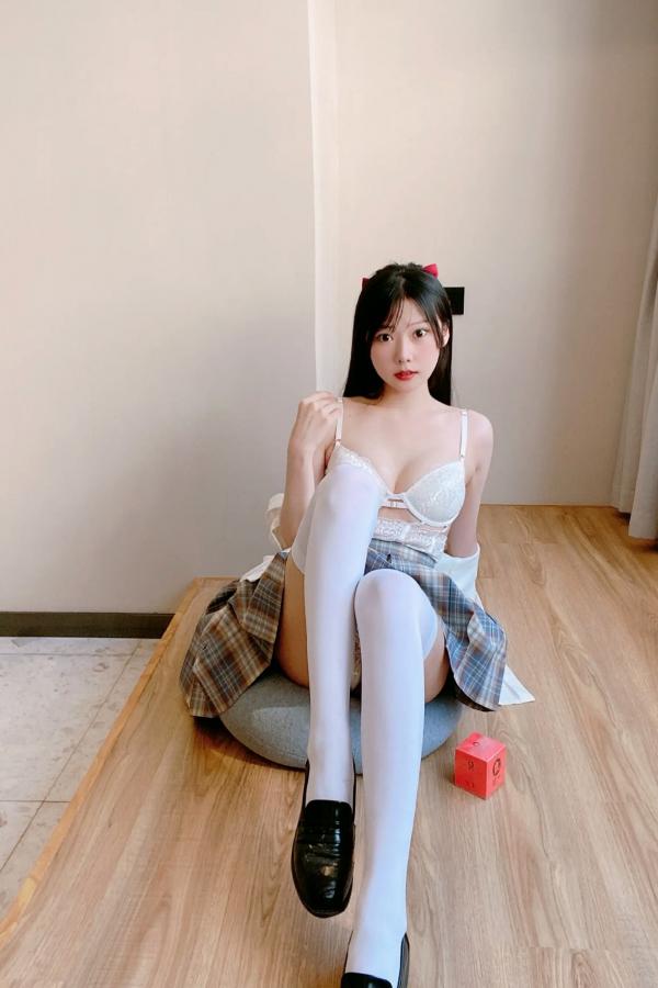 香草帕露露 ​ 坏露露香宝  香草喵露露 JK格子裙清纯内衣私房照 甜美美腿写真第30张图片