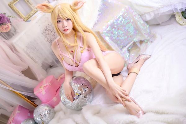 香草帕露露 ​ 坏露露香宝  香草喵露露阿狸同人Cosplay，梦幻粉色紧身裙私房写真，极致诱惑性感演绎第1张图片