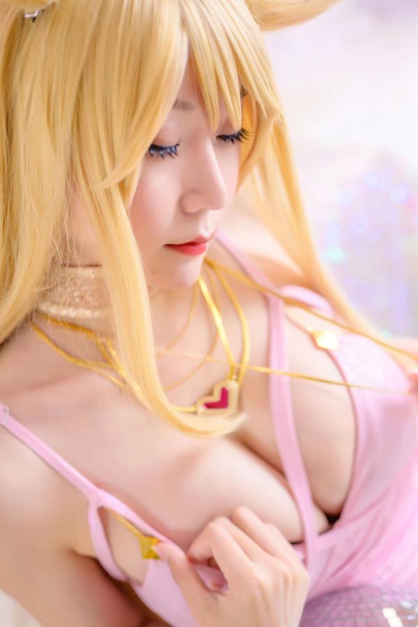 香草帕露露 ​ 坏露露香宝  香草喵露露阿狸同人Cosplay，梦幻粉色紧身裙私房写真，极致诱惑性感演绎第2张图片