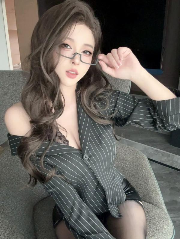 清水由乃   《清水由乃 老板午休室：制服诱惑，职场OL黑丝短裙，御姐眼镜杀，尽显极品美腿[58P]》第3张图片