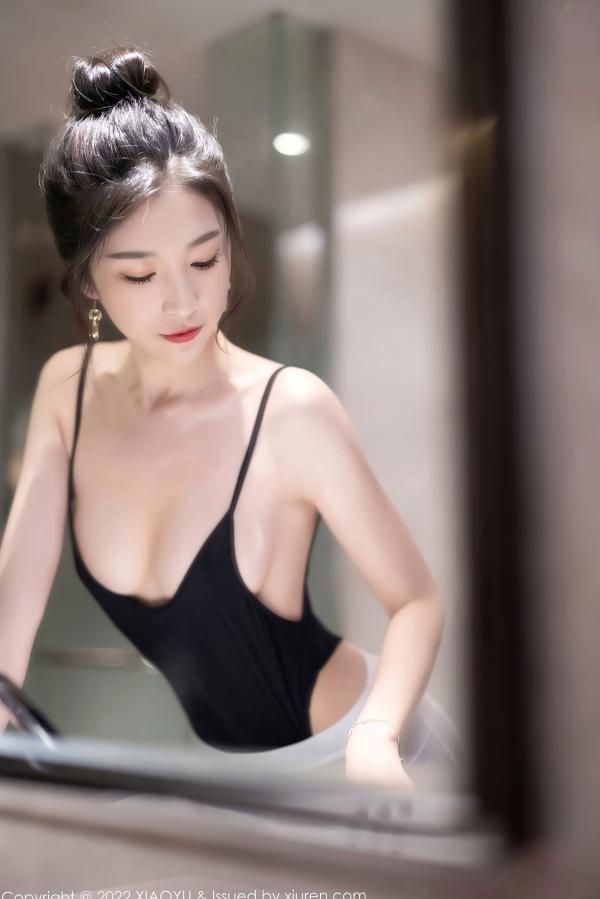 林乐一   《XiaoYu语画界-804-林乐一-黑色连体衣与白色短裙丝袜诱惑-精美私房性感高跟鞋写真-2022.06.22》第35张图片