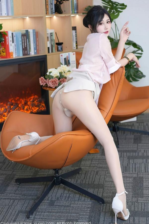laura阿姣   秀人网8477期：laura阿姣职场OL风私房写真，薄纱粉衫修身短裙，极致诱惑珍珠丁字裤，知性与性感的火辣碰撞第10张图片