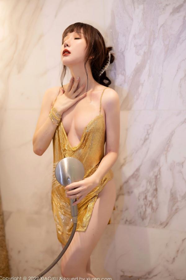 波巧酱   XiaoYu语画界-890-波巧酱：金色金属吊带泳池私房，极致诱惑湿身拍摄，性感尤物绝美写真大片第48张图片