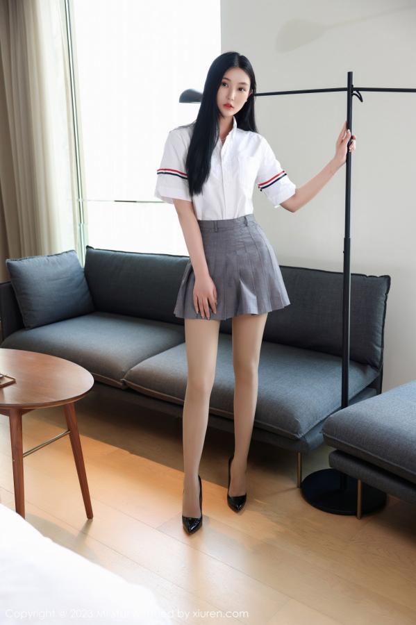 Ai西西里  [MFStar]高清写真图 2023.01.05 VOL.578 Ai西西里 短裙美腿第1张图片