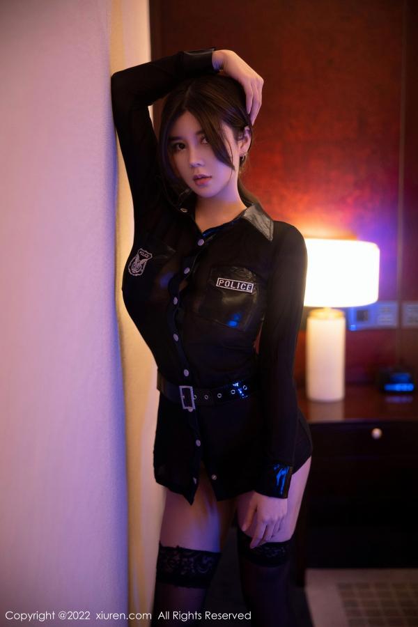 周九九 周jojobaby [XiuRen]高清写真图 2022.10.24 No.5750 周jojobaby 制服黑丝第4张图片