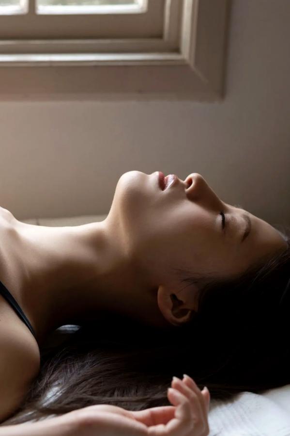 澄田綾乃  澄田綾乃《君に溺れたい。》日本性感蕾丝内衣黑丝家居私房写真第40张图片