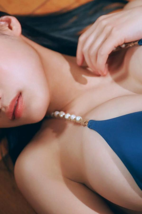 澄田綾乃  澄田綾乃《熱くさせて》性感比基尼家居私房写真第13张图片