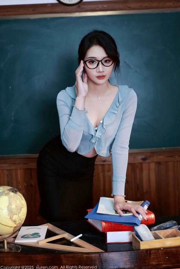 南乔   XiuRen秀人网-南乔-教室场景教师装蓝T黑短裙黑丝爆乳-制服诱惑下的极致美腿与知性眼镜女神-2025.07.25第5张图片