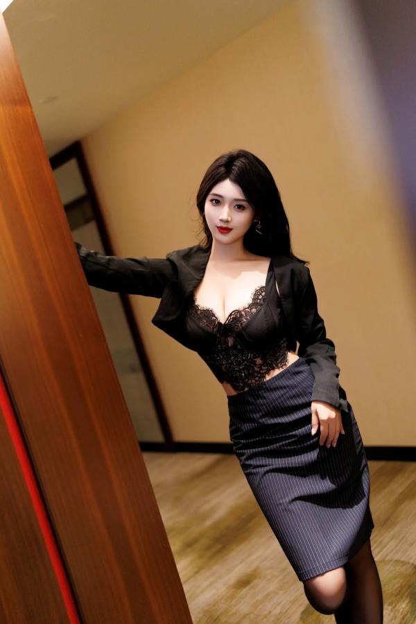 南乔   南乔御姐风职场制服与私房写真，黑丝美腿诱惑女神大尺度演绎[90P]第12张图片