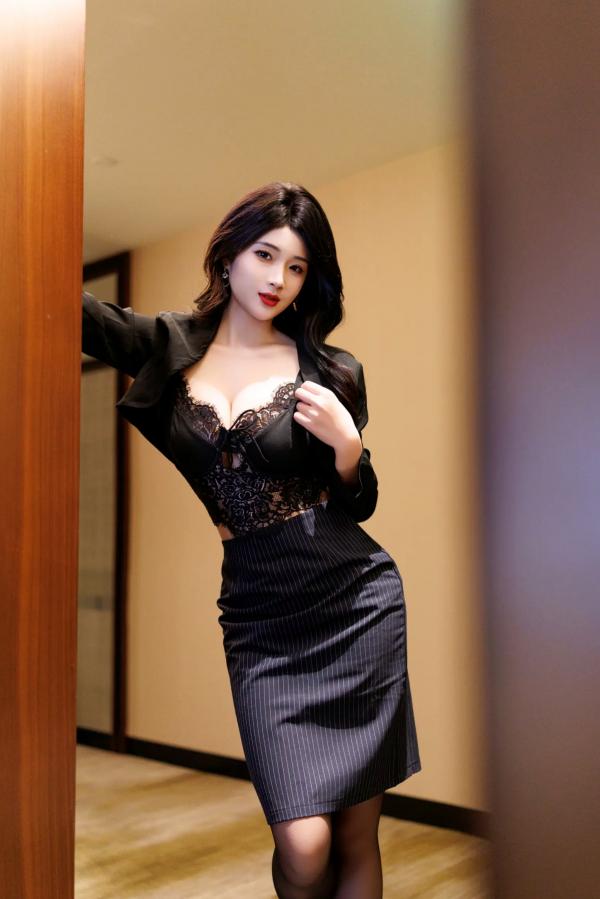 南乔   南乔御姐风职场制服与私房写真，黑丝美腿诱惑女神大尺度演绎[90P]第13张图片