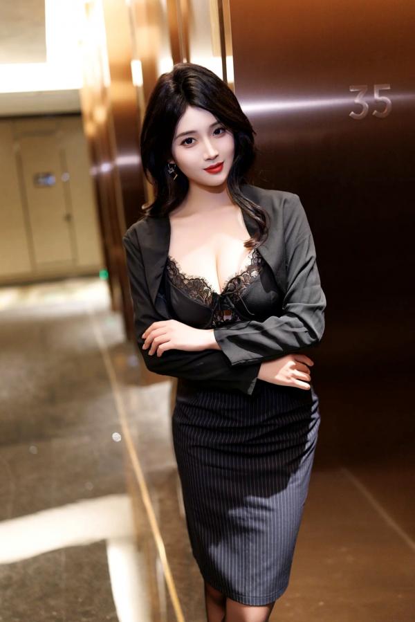 南乔   南乔御姐风职场制服与私房写真，黑丝美腿诱惑女神大尺度演绎[90P]第18张图片