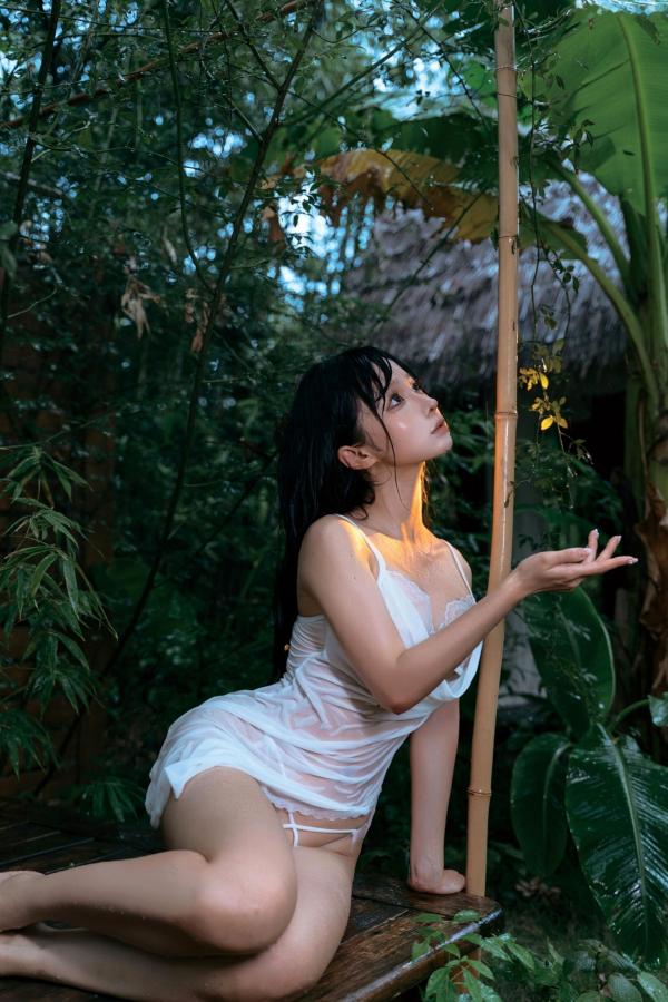 蠢沫沫   蠢沫沫-雨，户外湿身诱惑写真，清纯白裙与湿润肤色，极致性感私房美图第27张图片
