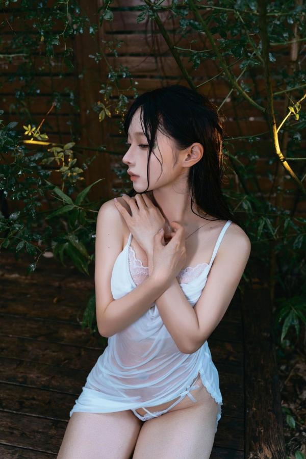 蠢沫沫   蠢沫沫-雨，户外湿身诱惑写真，清纯白裙与湿润肤色，极致性感私房美图第30张图片