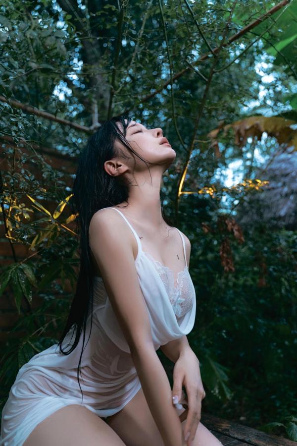 蠢沫沫   蠢沫沫-雨，户外湿身诱惑写真，清纯白裙与湿润肤色，极致性感私房美图第34张图片