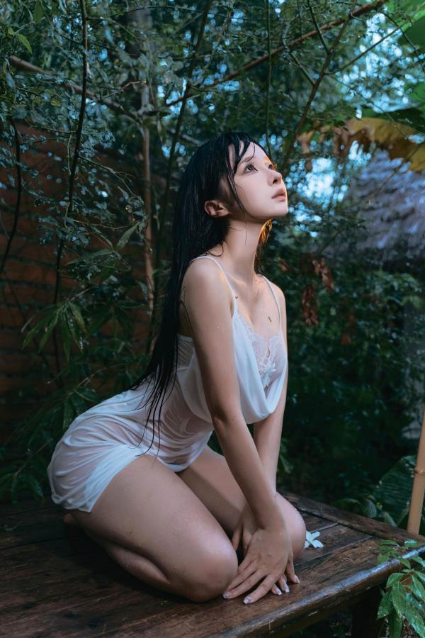 蠢沫沫   蠢沫沫-雨，户外湿身诱惑写真，清纯白裙与湿润肤色，极致性感私房美图第36张图片