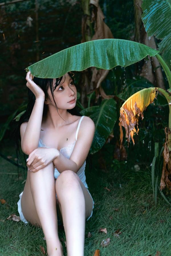 蠢沫沫   蠢沫沫-雨，户外湿身诱惑写真，清纯白裙与湿润肤色，极致性感私房美图第44张图片