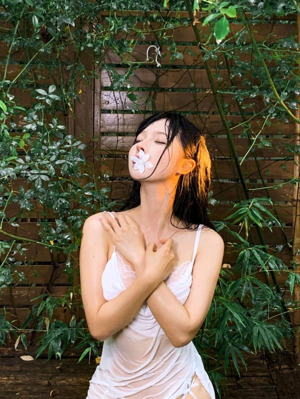 蠢沫沫   蠢沫沫-雨，户外湿身诱惑写真，清纯白裙与湿润肤色，极致性感私房美图第47张图片