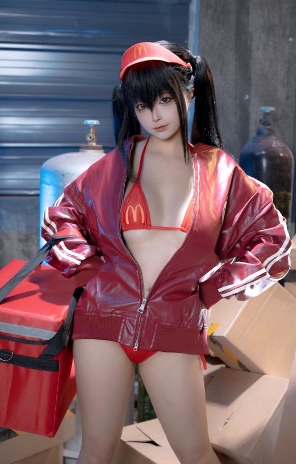 蠢沫沫   蠢沫沫-麦门视觉盛宴：仓库风性感比基尼写真，湿身美肤极致诱惑，上演火辣撩人时刻第1张图片
