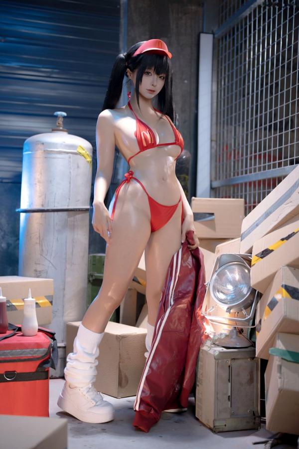 蠢沫沫   蠢沫沫-麦门视觉盛宴：仓库风性感比基尼写真，湿身美肤极致诱惑，上演火辣撩人时刻第32张图片