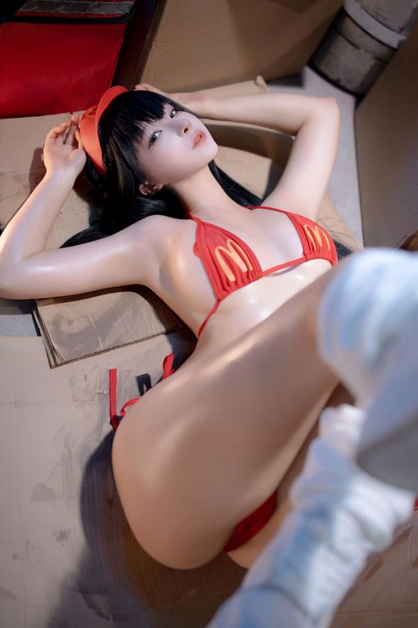 蠢沫沫   蠢沫沫-麦门视觉盛宴：仓库风性感比基尼写真，湿身美肤极致诱惑，上演火辣撩人时刻第43张图片