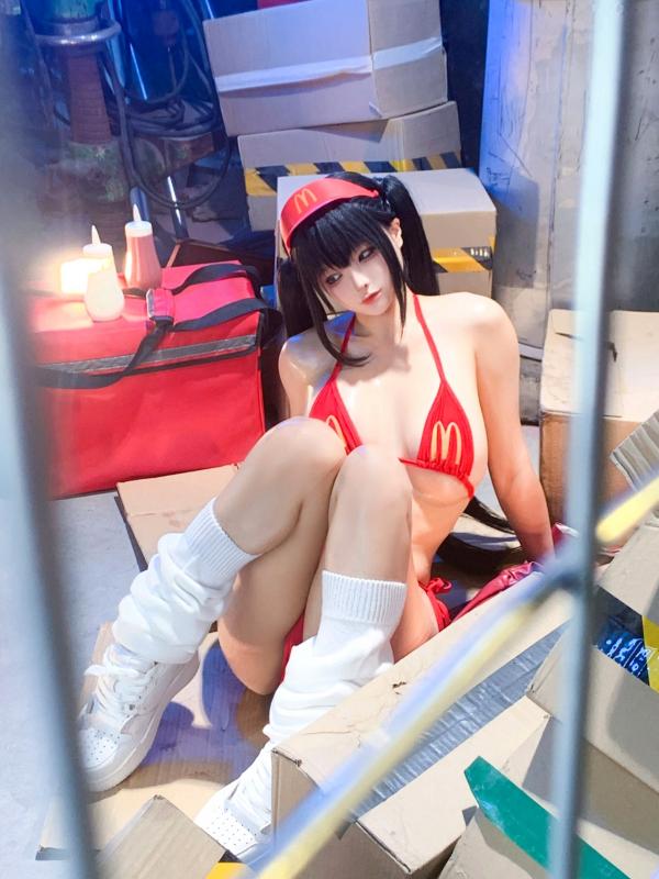 蠢沫沫   蠢沫沫-麦门视觉盛宴：仓库风性感比基尼写真，湿身美肤极致诱惑，上演火辣撩人时刻第122张图片
