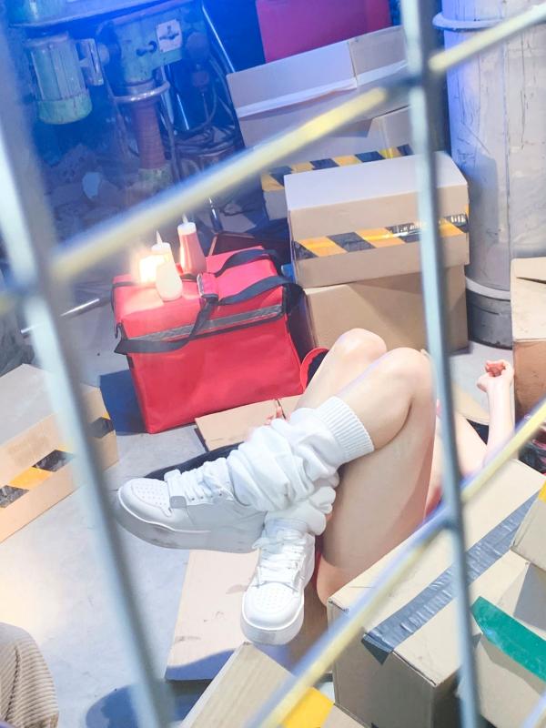 蠢沫沫   蠢沫沫-麦门视觉盛宴：仓库风性感比基尼写真，湿身美肤极致诱惑，上演火辣撩人时刻第123张图片