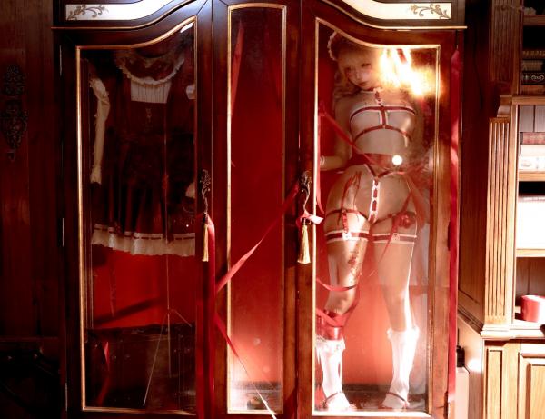 蠢沫沫   蠢沫沫-橱窗娃娃 cosplay艺术私房，精致洋娃娃造型，大胆红白束缚诱惑，演绎梦幻视觉盛宴第77张图片