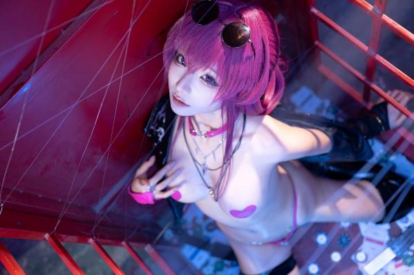 蠢沫沫   蠢沫沫《崩坏：星穹铁道》卡芙卡极致Cosplay，赌场扑克风性感诱惑写真，冷艳女神气质还原，视觉盛宴第13张图片