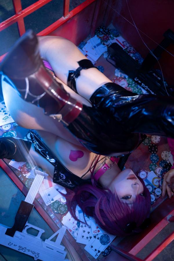 蠢沫沫   蠢沫沫《崩坏：星穹铁道》卡芙卡极致Cosplay，赌场扑克风性感诱惑写真，冷艳女神气质还原，视觉盛宴第16张图片