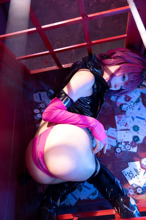 蠢沫沫   蠢沫沫《崩坏：星穹铁道》卡芙卡极致Cosplay，赌场扑克风性感诱惑写真，冷艳女神气质还原，视觉盛宴第22张图片