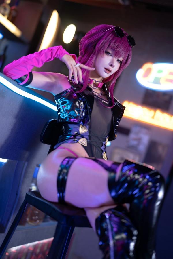 蠢沫沫   蠢沫沫《崩坏：星穹铁道》卡芙卡极致Cosplay，赌场扑克风性感诱惑写真，冷艳女神气质还原，视觉盛宴第29张图片