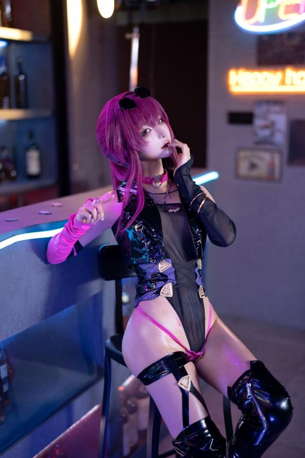 蠢沫沫   蠢沫沫《崩坏：星穹铁道》卡芙卡极致Cosplay，赌场扑克风性感诱惑写真，冷艳女神气质还原，视觉盛宴第30张图片