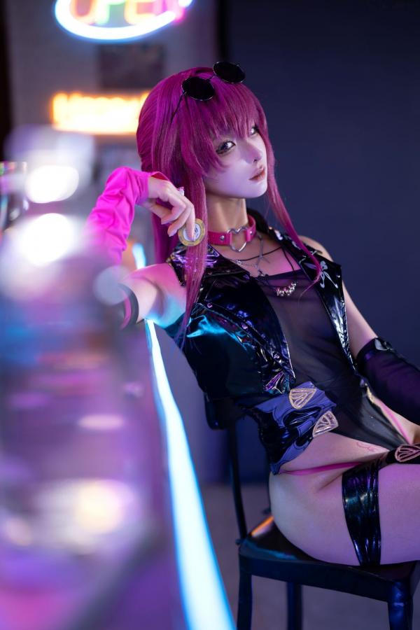 蠢沫沫   蠢沫沫《崩坏：星穹铁道》卡芙卡极致Cosplay，赌场扑克风性感诱惑写真，冷艳女神气质还原，视觉盛宴第31张图片