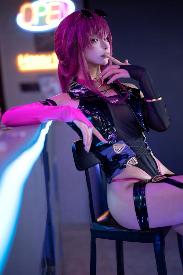 蠢沫沫   蠢沫沫《崩坏：星穹铁道》卡芙卡极致Cosplay，赌场扑克风性感诱惑写真，冷艳女神气质还原，视觉盛宴第32张图片
