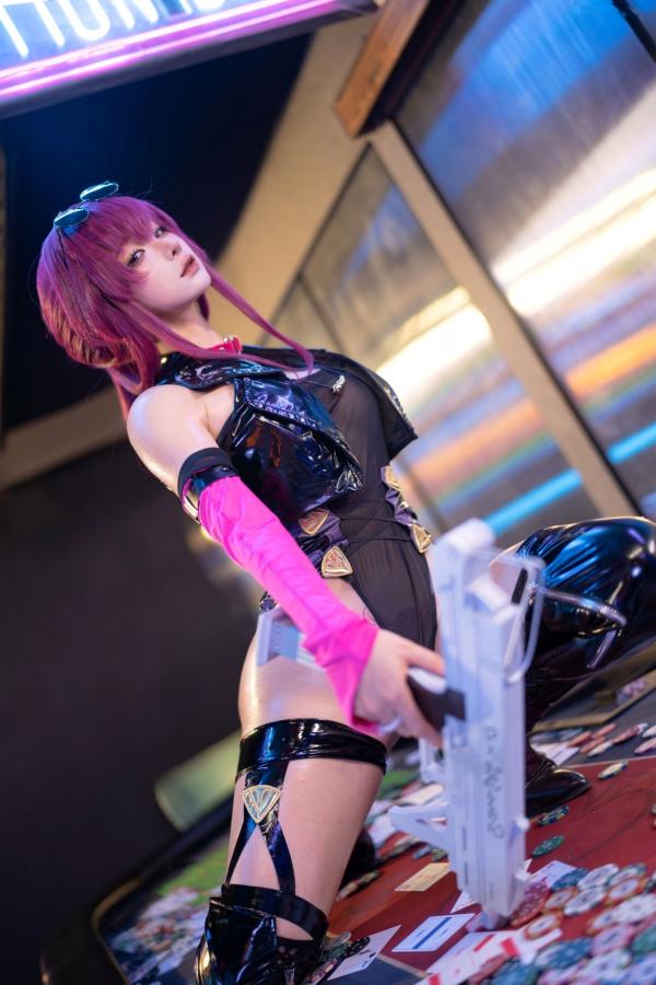蠢沫沫   蠢沫沫《崩坏：星穹铁道》卡芙卡极致Cosplay，赌场扑克风性感诱惑写真，冷艳女神气质还原，视觉盛宴第45张图片
