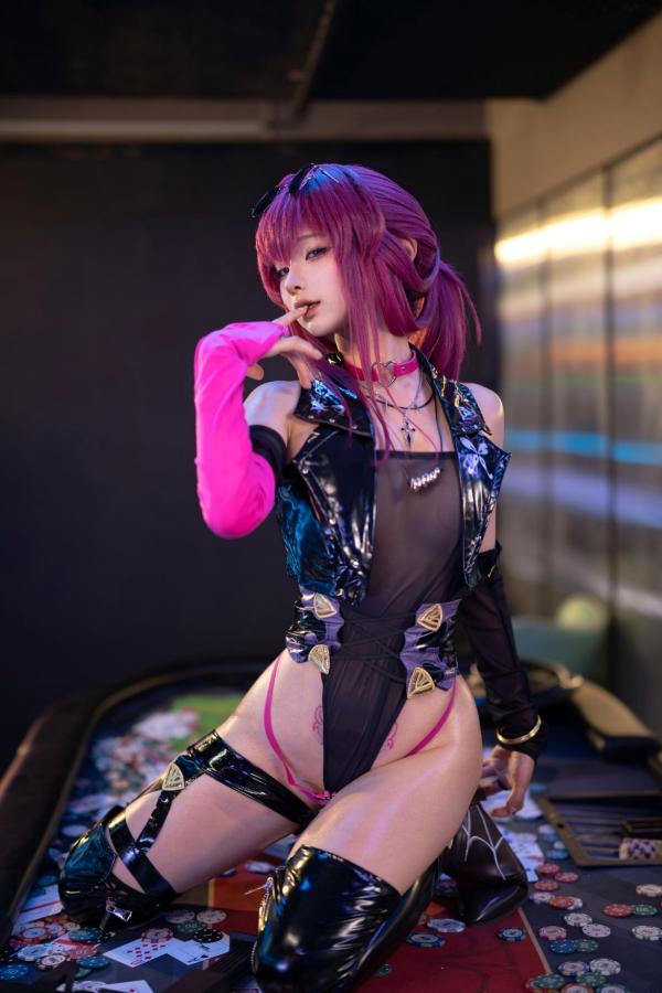 蠢沫沫   蠢沫沫《崩坏：星穹铁道》卡芙卡极致Cosplay，赌场扑克风性感诱惑写真，冷艳女神气质还原，视觉盛宴第46张图片