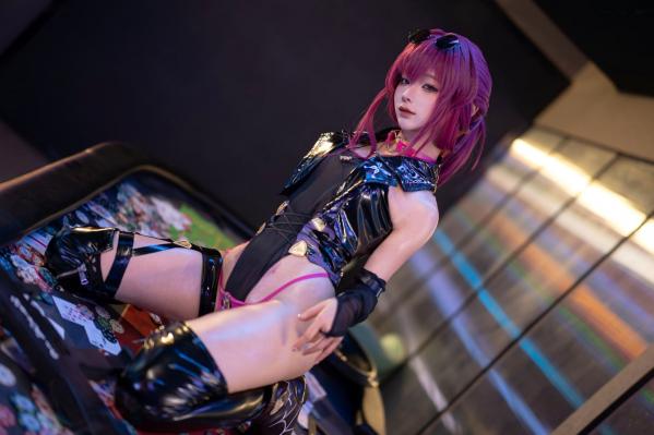 蠢沫沫   蠢沫沫《崩坏：星穹铁道》卡芙卡极致Cosplay，赌场扑克风性感诱惑写真，冷艳女神气质还原，视觉盛宴第47张图片