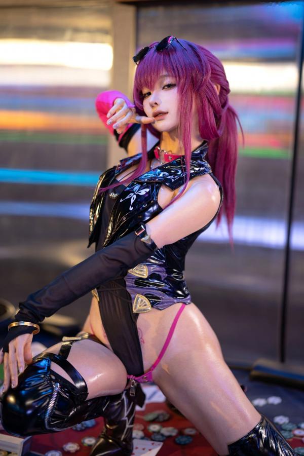 蠢沫沫   蠢沫沫《崩坏：星穹铁道》卡芙卡极致Cosplay，赌场扑克风性感诱惑写真，冷艳女神气质还原，视觉盛宴第52张图片