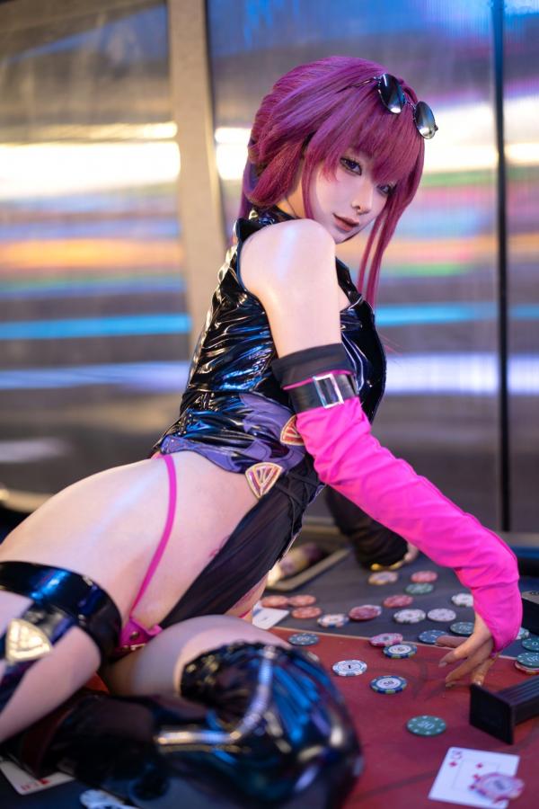 蠢沫沫   蠢沫沫《崩坏：星穹铁道》卡芙卡极致Cosplay，赌场扑克风性感诱惑写真，冷艳女神气质还原，视觉盛宴第54张图片